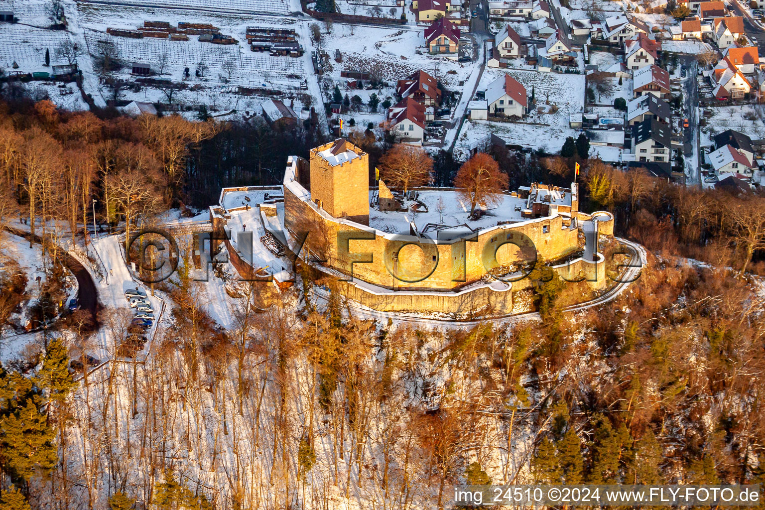 Ruine und Mauerreste der ehemaligen Burganlage und Feste Burg Landeck in Klingenmünster im Bundesland Rheinland-Pfalz, Deutschland