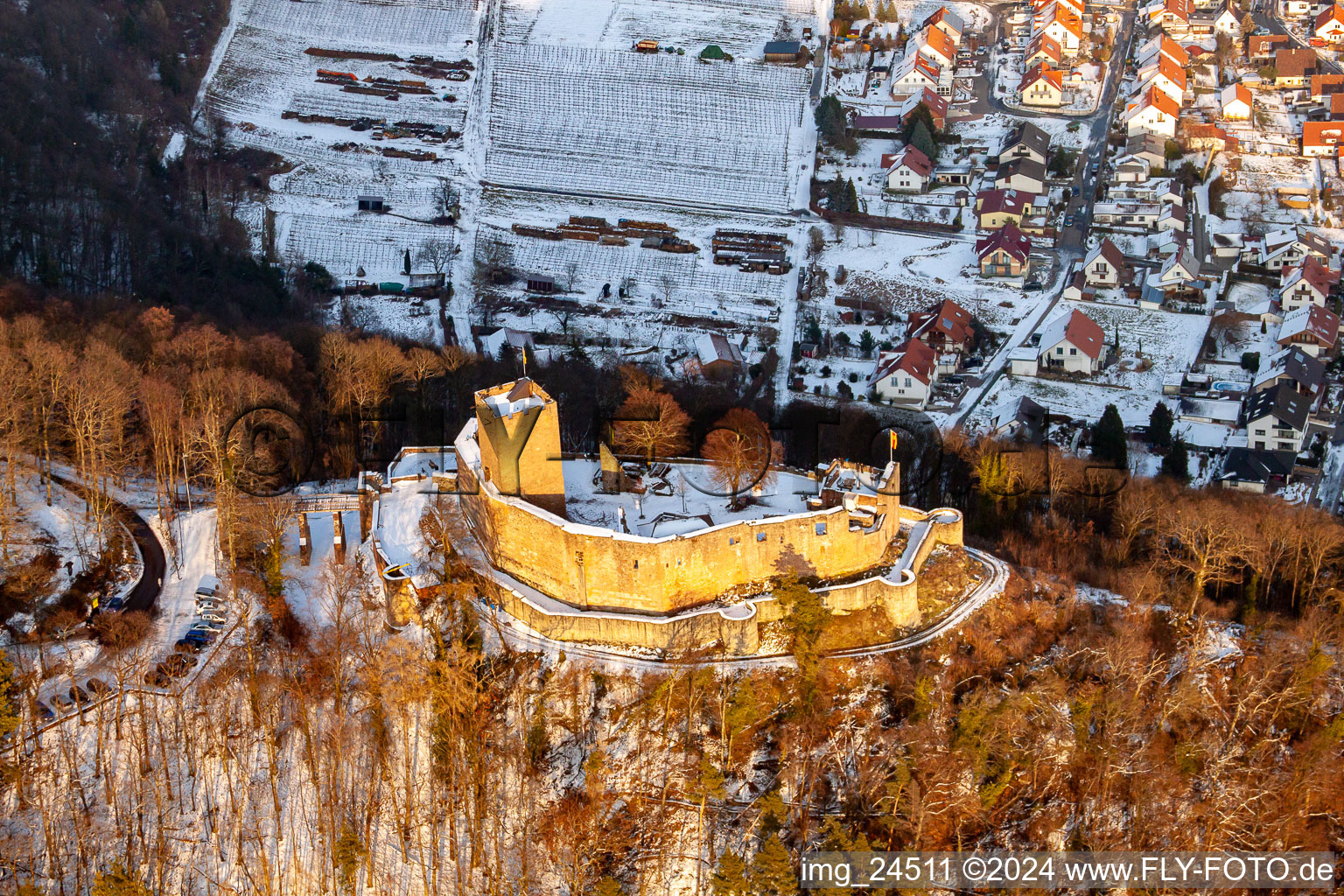Ruine Landeck in Klingenmünster im Bundesland Rheinland-Pfalz, Deutschland aus der Drohnenperspektive