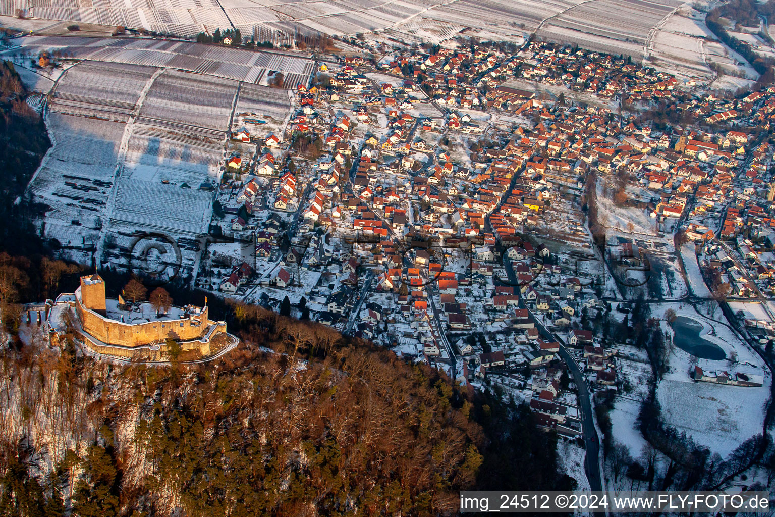 Winterlich schneebedeckte Ruine und Mauerreste der ehemaligen Burganlage und Feste Burg Landeck in Klingenmünster im Bundesland Rheinland-Pfalz, Deutschland