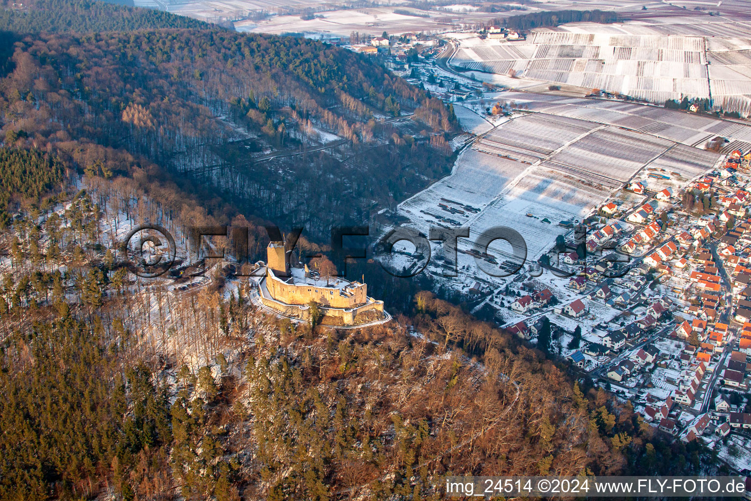 Luftbild von Winterlich schneebedeckte Ruine und Mauerreste der ehemaligen Burganlage und Feste Burg Landeck in Klingenmünster im Bundesland Rheinland-Pfalz, Deutschland