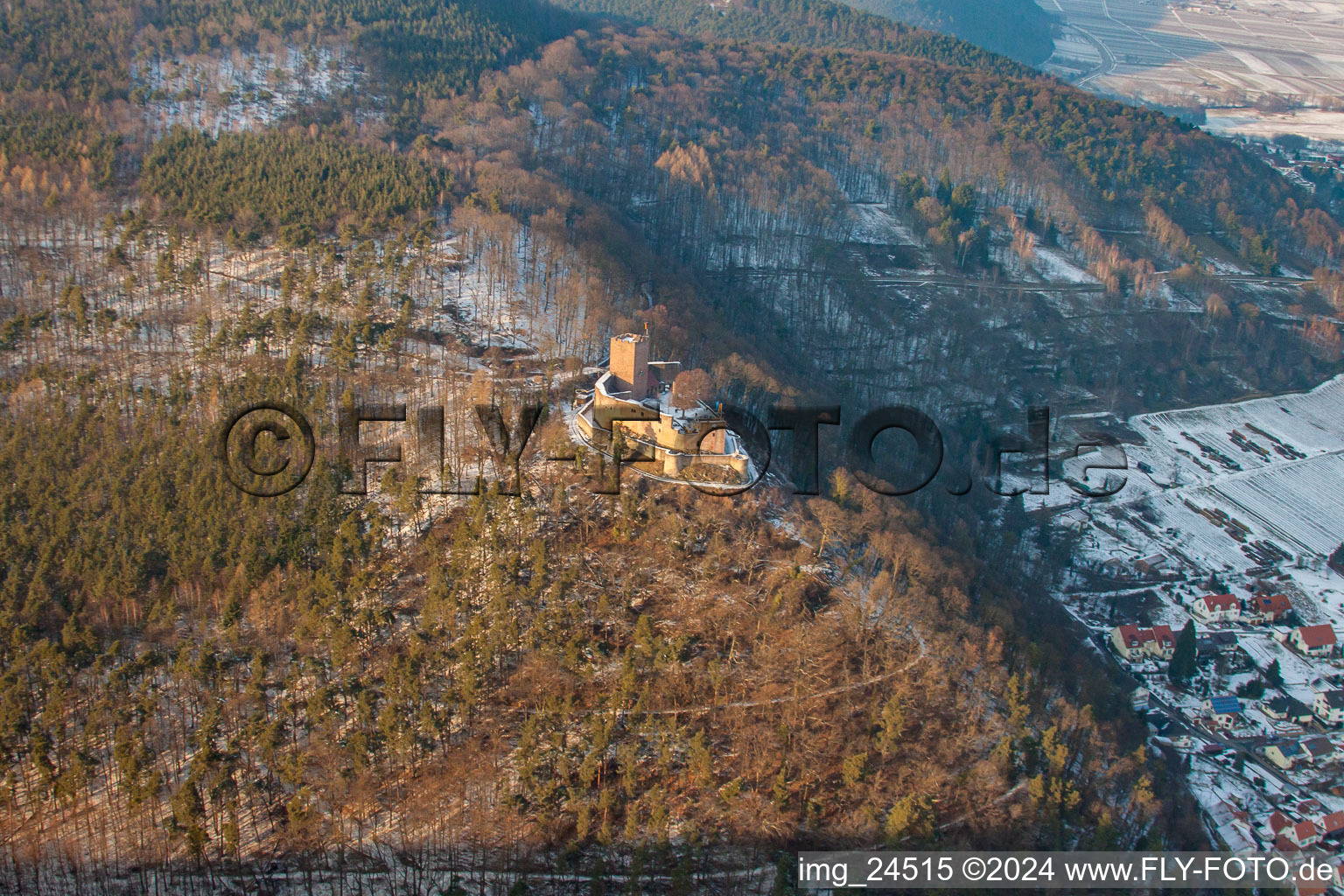 Ruine Landeck in Klingenmünster im Bundesland Rheinland-Pfalz, Deutschland von der Drohne aus gesehen