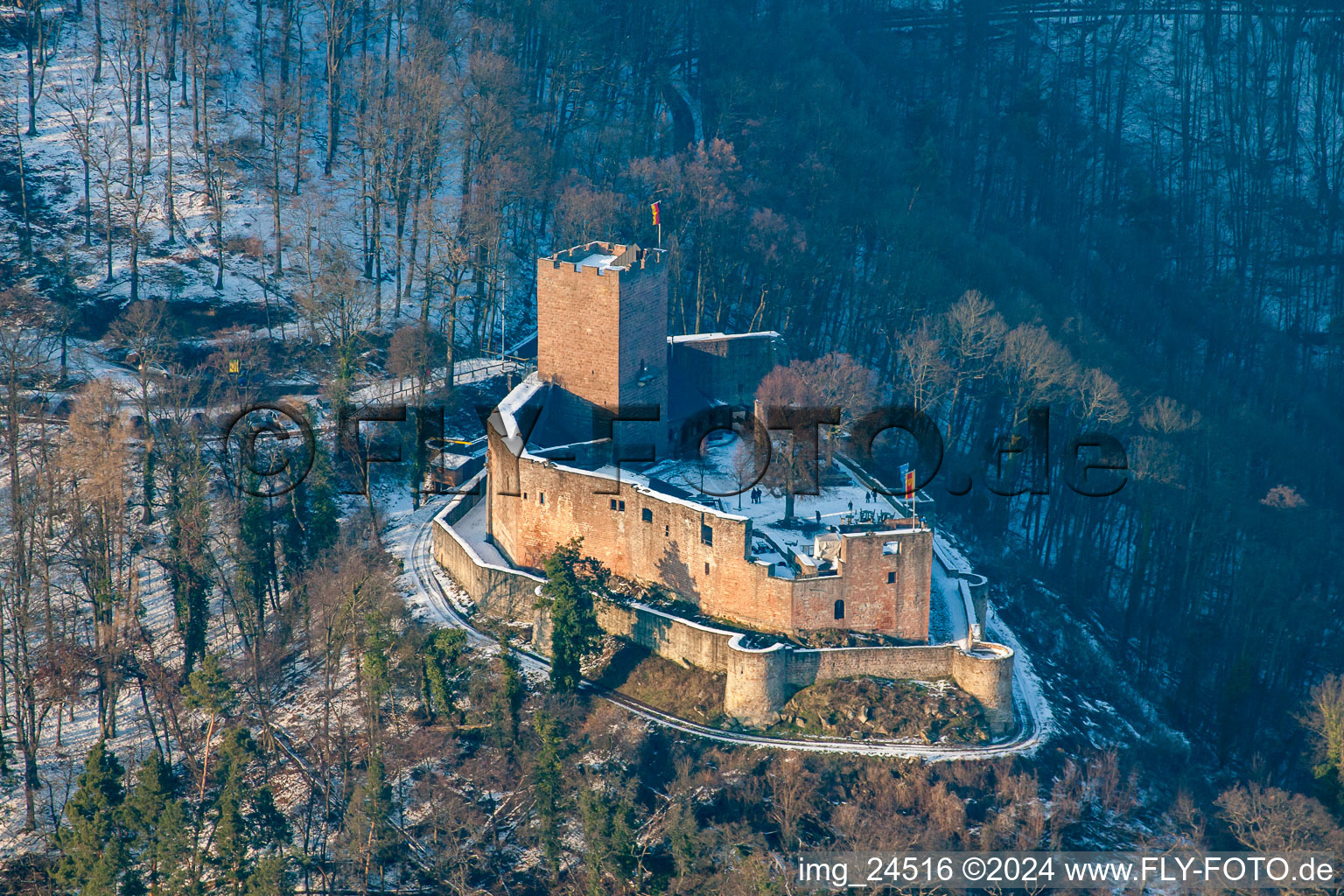 Winterlich schneebedeckte Ruine und Mauerreste der ehemaligen Burg Landeck in Klingenmünster im Winter im Bundesland Rheinland-Pfalz, Deutschland