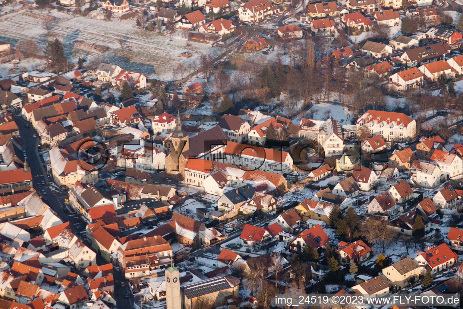 Winterlich schneebedeckte Dorf in Klingenmünster im Bundesland Rheinland-Pfalz, Deutschland