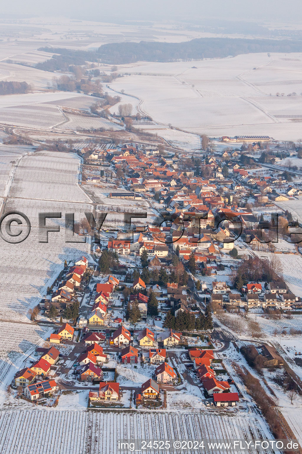 Winterlich schneebedeckte Dorf - Ansicht am Rande von landwirtschaftlichen Feldern und Nutzflächen in Niederhorbach im Bundesland Rheinland-Pfalz, Deutschland