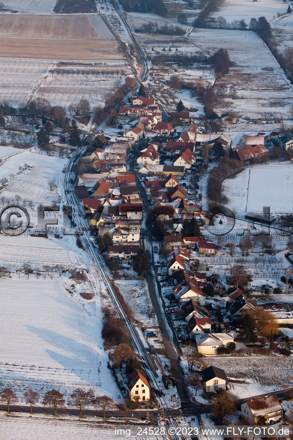Luftaufnahme von Im Winter im Ortsteil Drusweiler in Kapellen-Drusweiler im Bundesland Rheinland-Pfalz, Deutschland