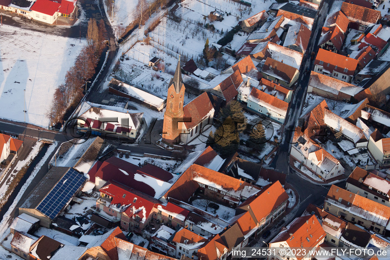 Luftbild von Kirche im Winter im Ortsteil Drusweiler in Kapellen-Drusweiler im Bundesland Rheinland-Pfalz, Deutschland