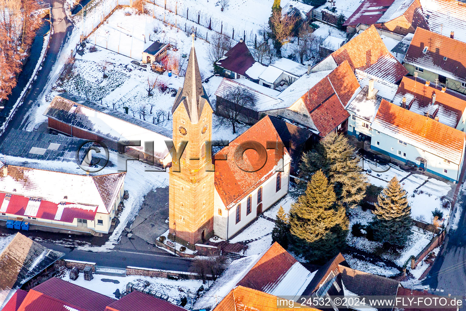 Luftbild von Winterlich schneebedeckte Kirchengebäude im Dorfkern in Kapellen-Drusweiler im Bundesland Rheinland-Pfalz, Deutschland