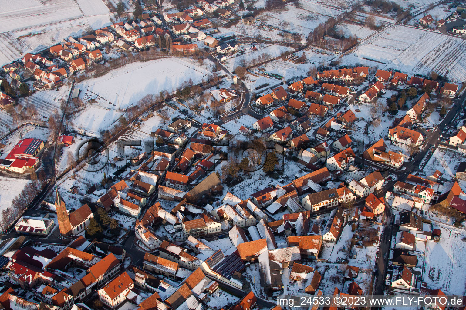 Winterlich schneebedeckte Dorf - Ansicht in Kapellen-Drusweiler im Bundesland Rheinland-Pfalz, Deutschland