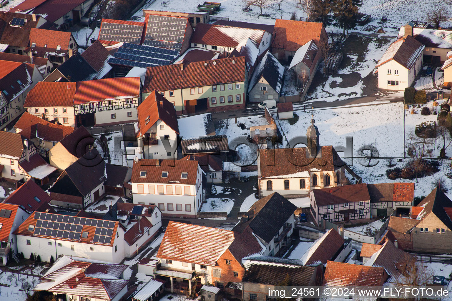 Luftbild von Winterlich schneebedeckte Kirchengebäude im Dorfkern in Dierbach im Bundesland Rheinland-Pfalz, Deutschland