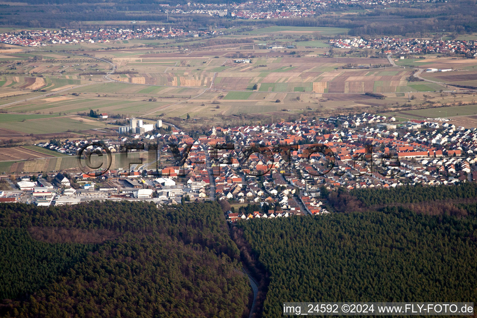 Luftbild von Ortsansicht der Straßen und Häuser der Wohngebiete im Ortsteil Friedrichstal in Stutensee im Bundesland Baden-Württemberg, Deutschland
