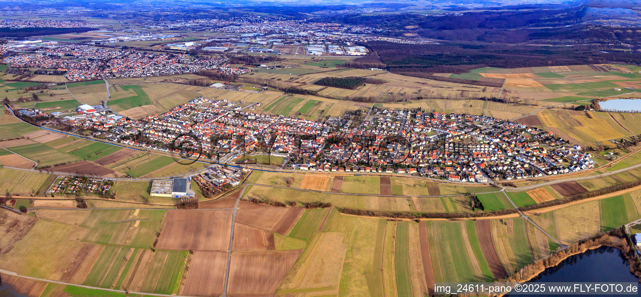 Panorama der Ortschaft von Westen im Ortsteil Neuthard in Karlsdorf-Neuthard im Bundesland Baden-Württemberg, Deutschland