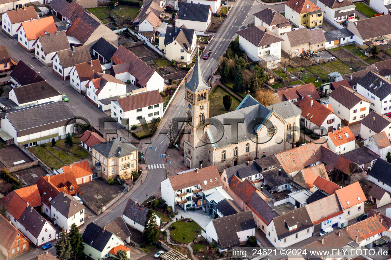 Kirchengebäude im Dorfkern in Karlsdorf-Neuthard im Bundesland Baden-Württemberg, Deutschland