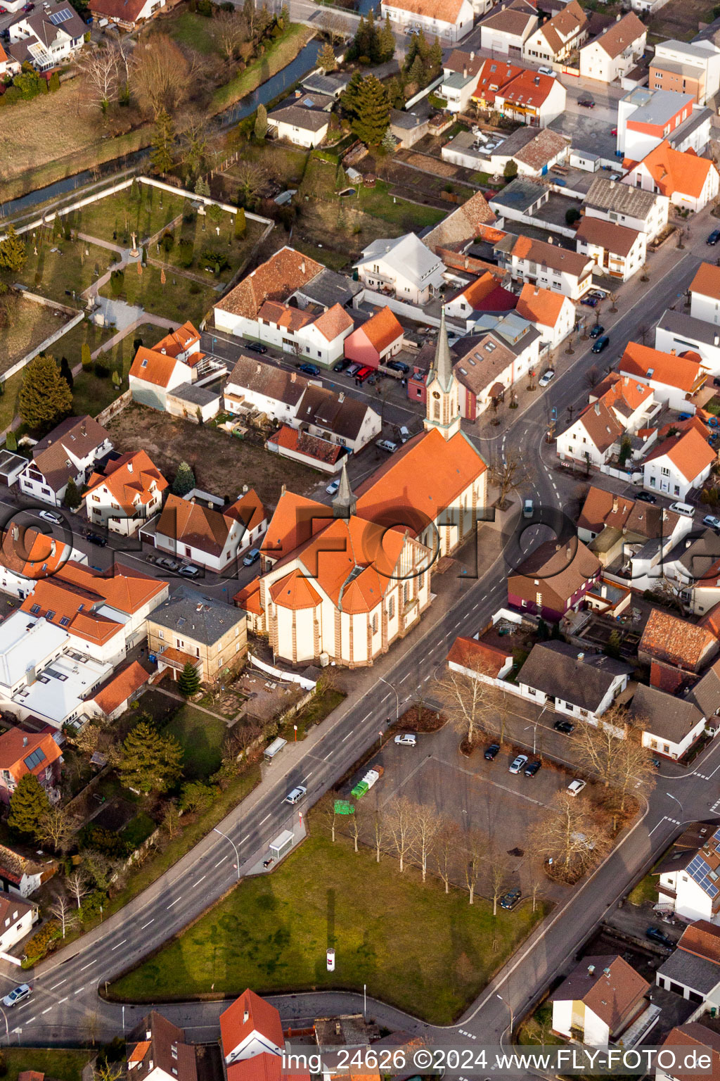 Luftbild von Kirchengebäude der Kirche St. Sebastian im Dorfkern in Karlsdorf-Neuthard im Bundesland Baden-Württemberg, Deutschland