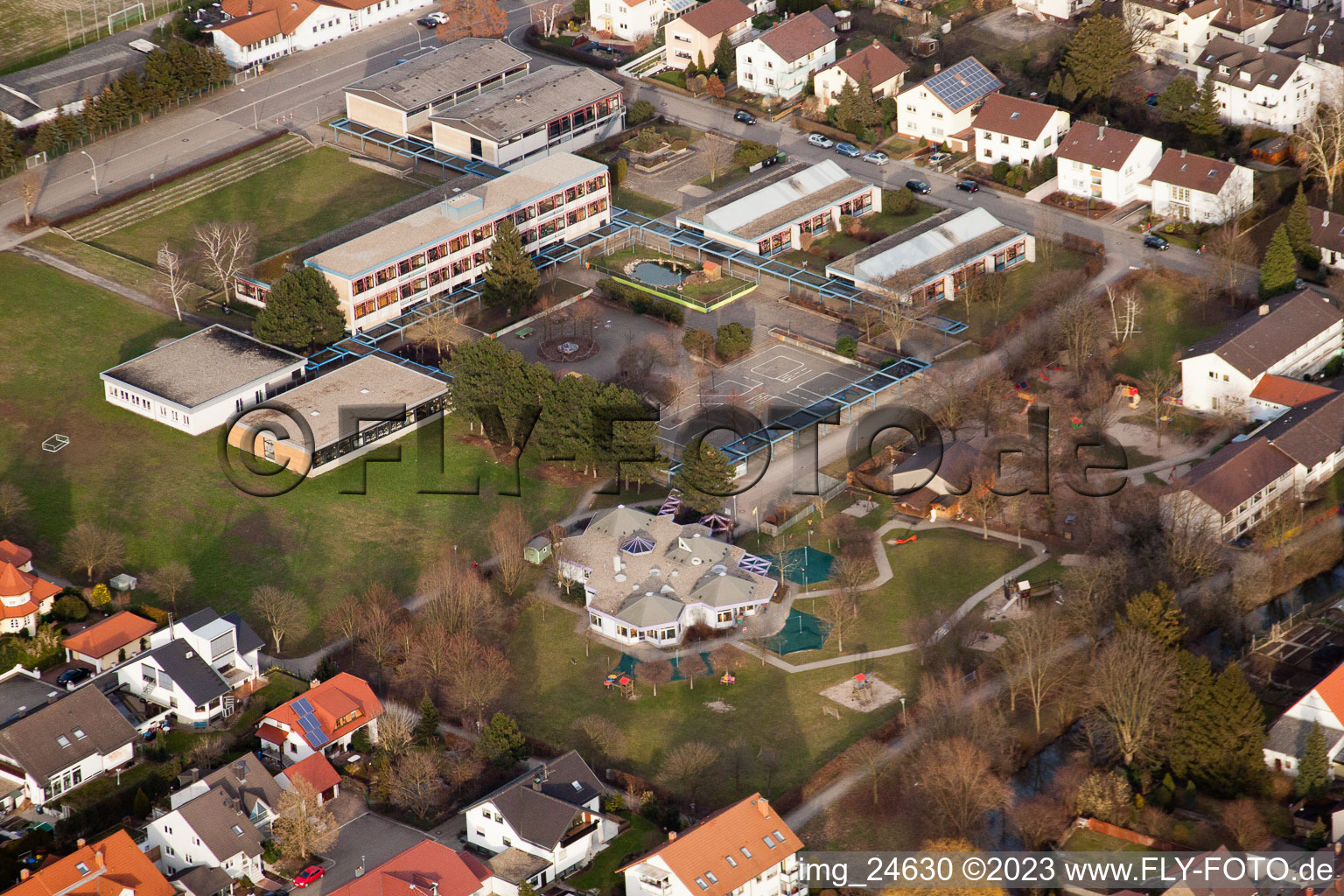 Schönbornschule im Ortsteil Karlsdorf in Karlsdorf-Neuthard im Bundesland Baden-Württemberg, Deutschland