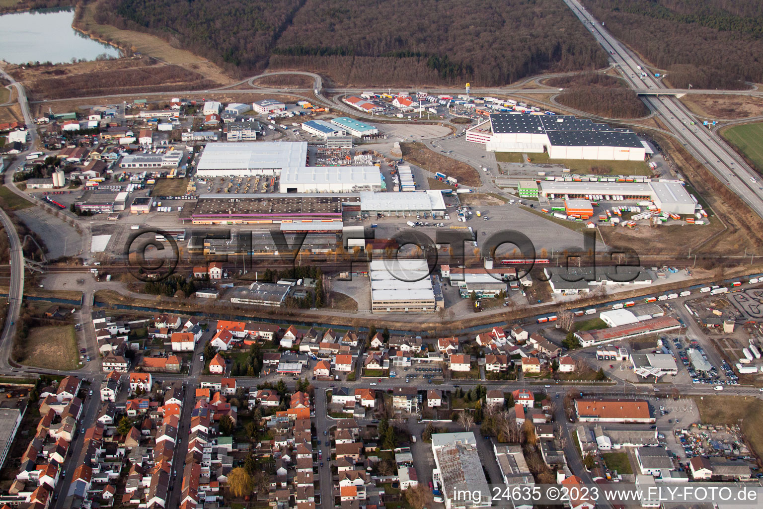 Luftbild von Karlsdorf, Industriegebiet an der Autobahn in Karlsdorf-Neuthard im Bundesland Baden-Württemberg, Deutschland