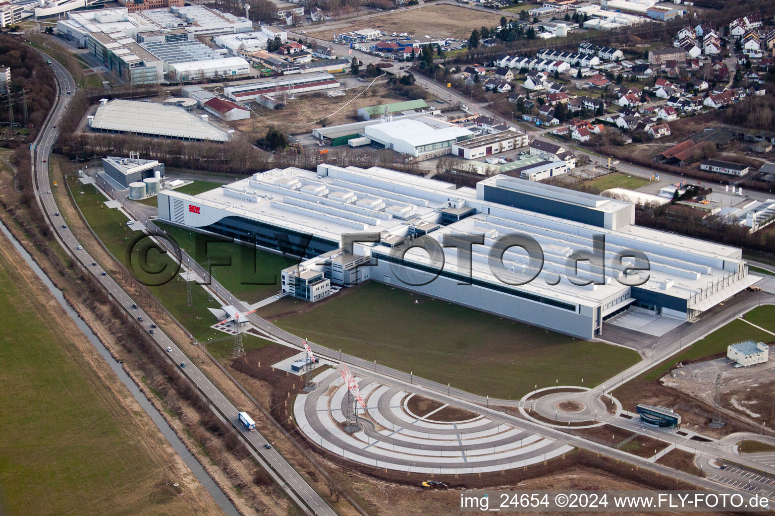 Luftaufnahme von Gewerbegebiet und Firmenansiedlung SEW GGW in Bruchsal im Bundesland Baden-Württemberg, Deutschland