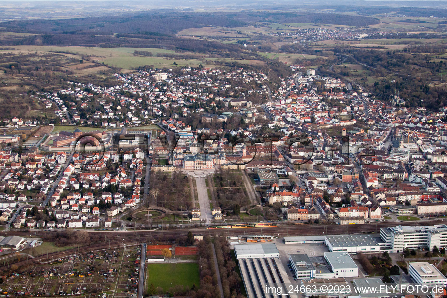 Luftbild von Gebäudekomplex im Schloßpark von Schloß Bruchsal in Bruchsal im Bundesland Baden-Württemberg, Deutschland