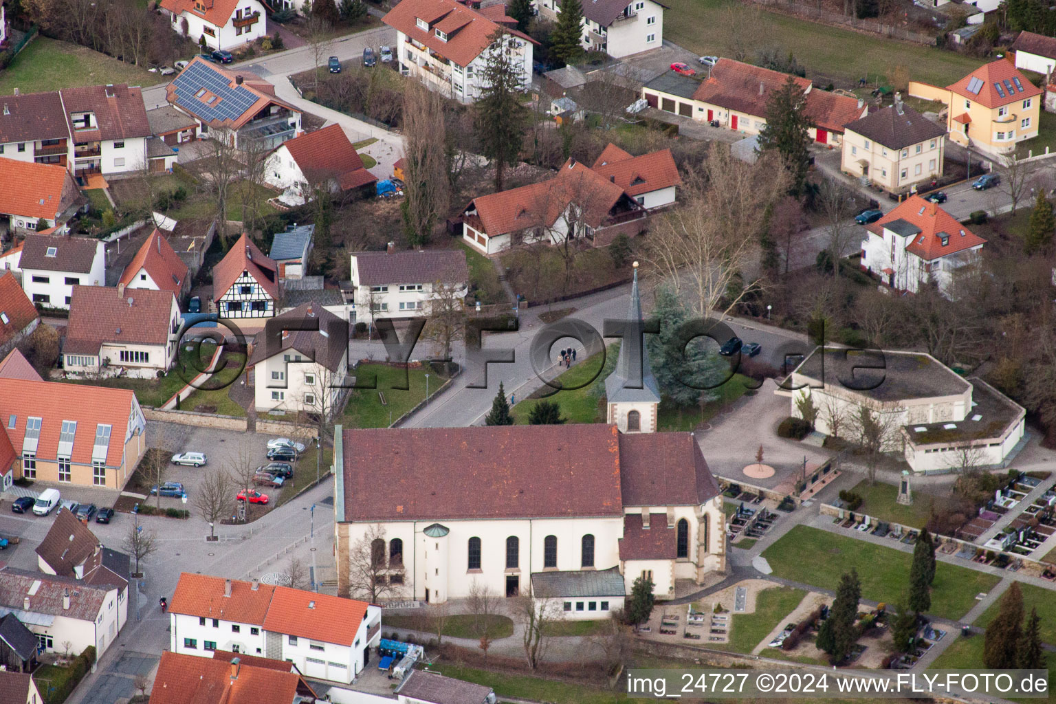 St. Lambertus und Friedhof im Ortsteil Bad Mingolsheim in Bad Schönborn im Bundesland Baden-Württemberg, Deutschland