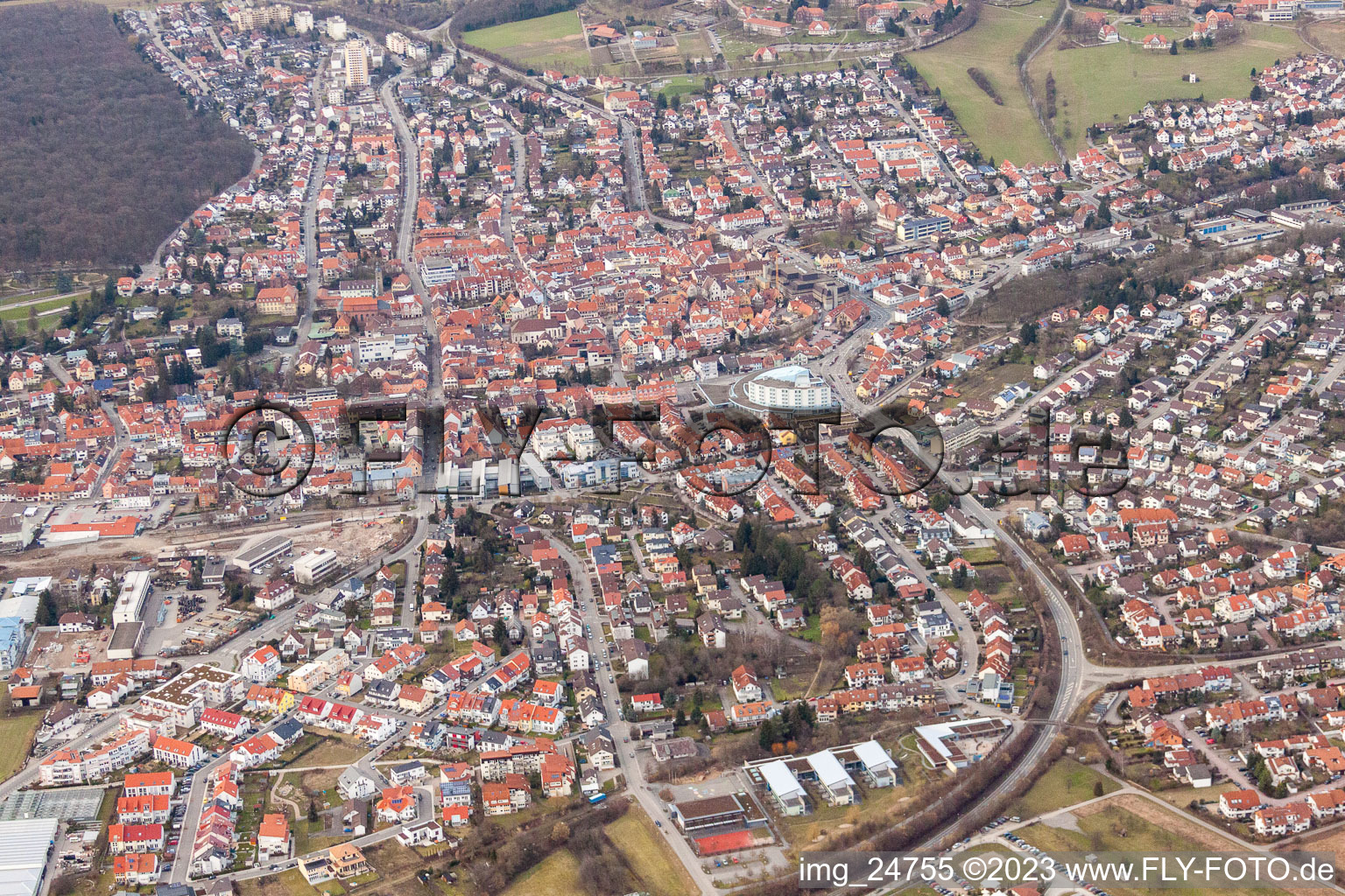 Ortsansicht der Straßen und Häuser der Wohngebiete in Wiesloch im Bundesland Baden-Württemberg, Deutschland