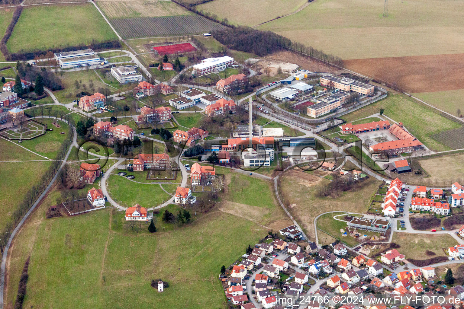 Schrägluftbild von Klinikgelände des Psychiatrischen Zentrum Nordbaden in Wiesloch im Ortsteil Altwiesloch im Bundesland Baden-Württemberg, Deutschland