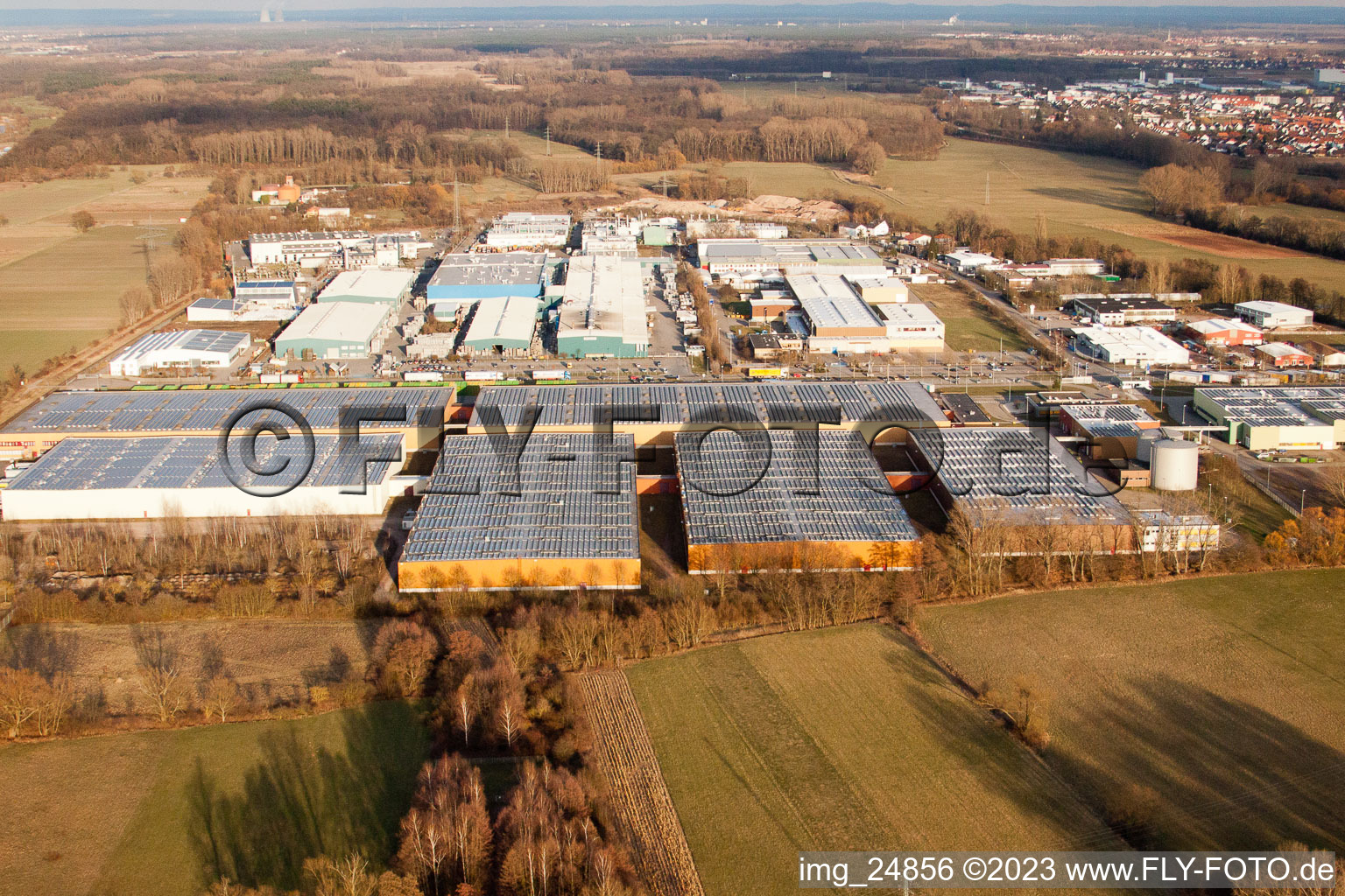 Schrägluftbild von Michelin Reifenwerke im Industriegebiet Landau Ost in Landau in der Pfalz im Bundesland Rheinland-Pfalz, Deutschland