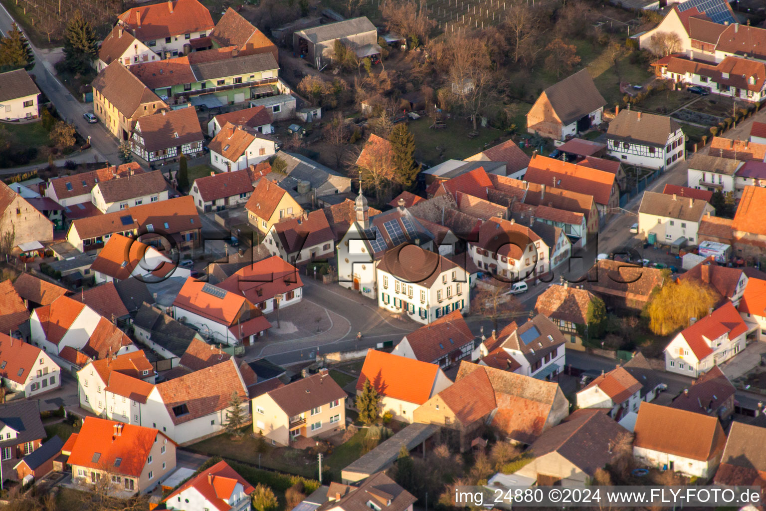 Luftaufnahme von Ortsansicht der Straßen und Häuser der Wohngebiete in Bornheim im Bundesland Rheinland-Pfalz, Deutschland