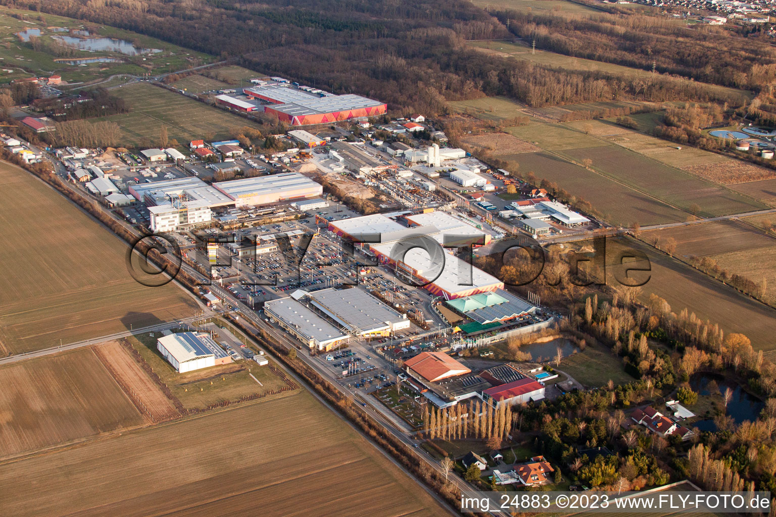 Luftaufnahme von Industriegebiet Bruchwiesenstraße mit Hornbach Baumarkt in Bornheim im Bundesland Rheinland-Pfalz, Deutschland
