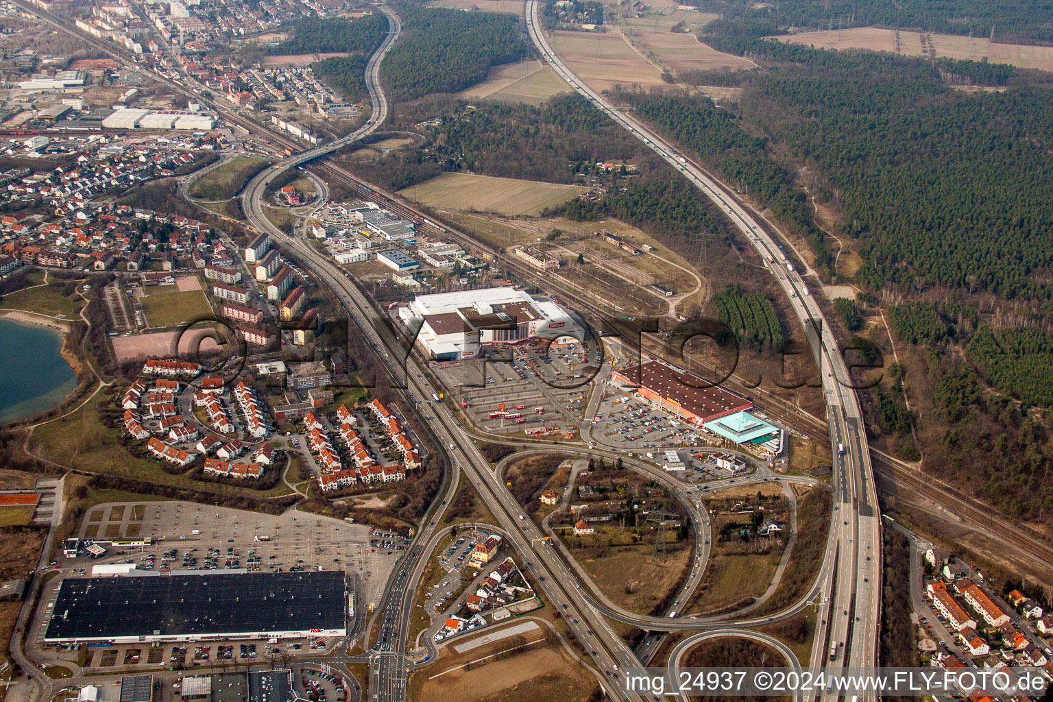 Gewerbegebiet und Firmenansiedlung Möbel Höffner und Hornbach Schwetzingen in Schwetzingen im Bundesland Baden-Württemberg, Deutschland