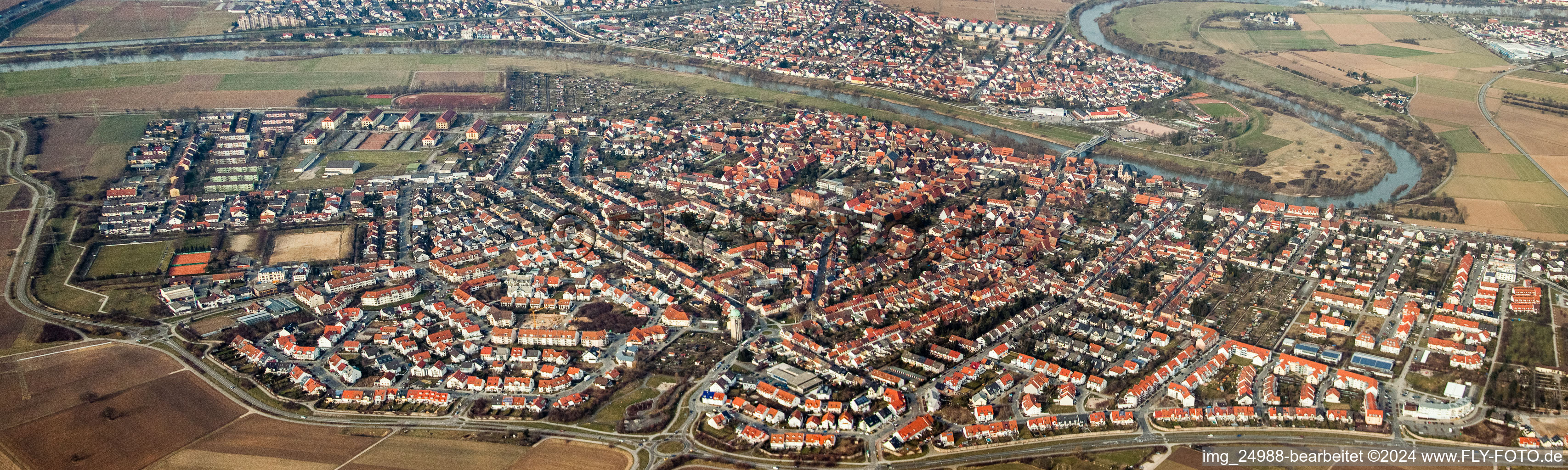 Panorama Perspektive der Ortsansicht der Straßen und Häuser der Wohngebiete im Ortsteil Seckenheim in Mannheim im Bundesland Baden-Württemberg, Deutschland