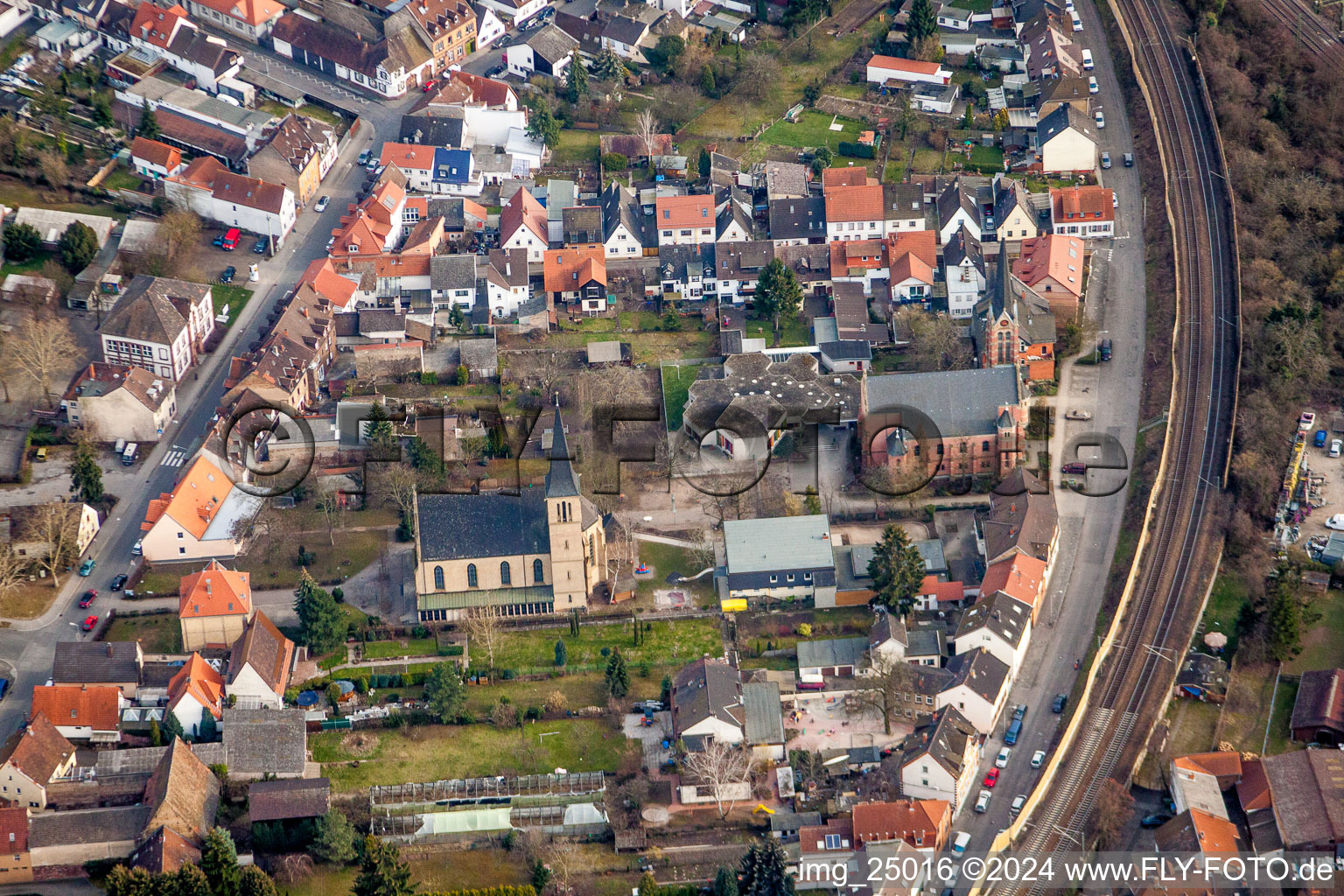 Luftbild von Kirchengebäude im Ortsteil Friedrichsfeld in Mannheim im Bundesland Baden-Württemberg, Deutschland