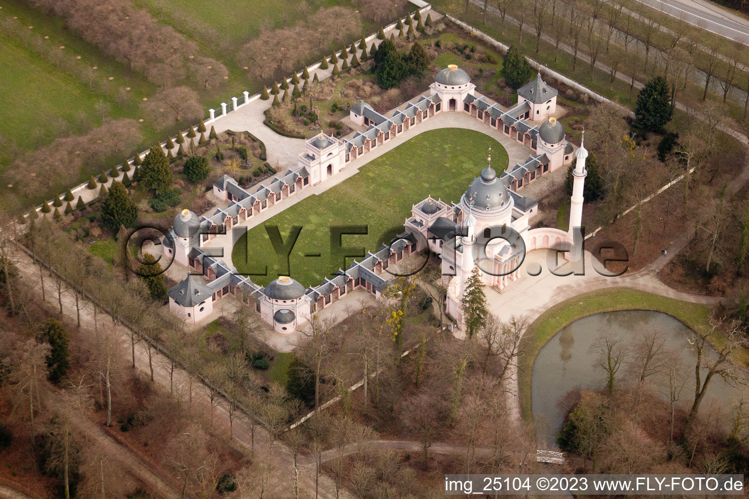 Schwetzingen, Schwetzinger Schloss-Park im Bundesland Baden-Württemberg, Deutschland aus der Drohnenperspektive