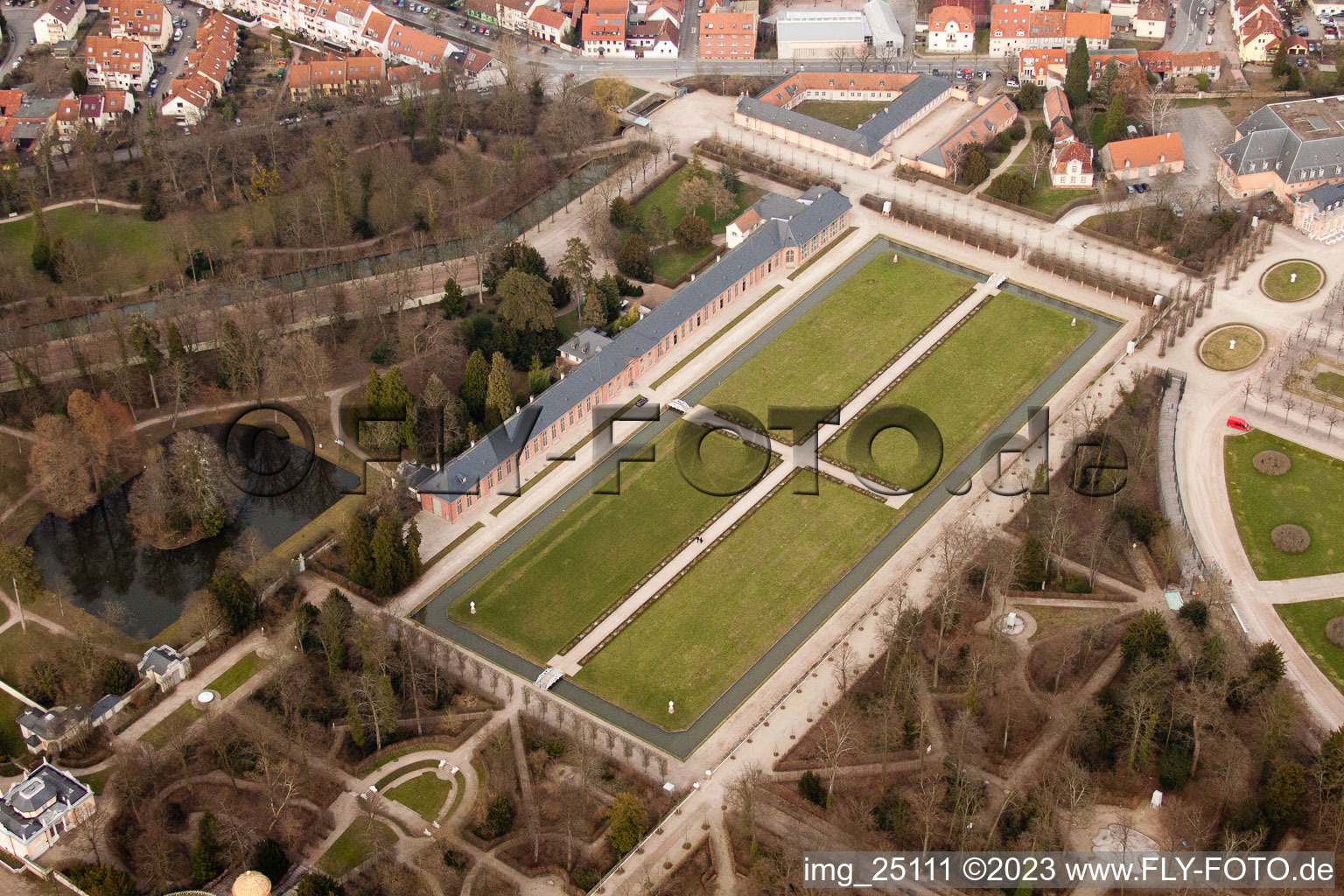 Luftaufnahme von Schwetzingen, Schwetzinger Schloss-Park im Bundesland Baden-Württemberg, Deutschland