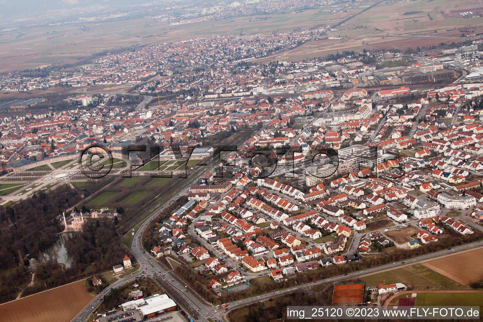 Drohnenbild von Schwetzingen im Bundesland Baden-Württemberg, Deutschland