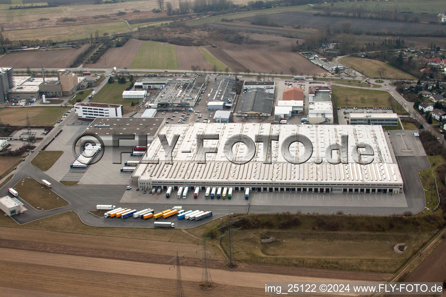 Luftaufnahme von Gebäudekomplex und Gelände des Logistikzentrums Aldi Süd in Ketsch im Bundesland Baden-Württemberg, Deutschland