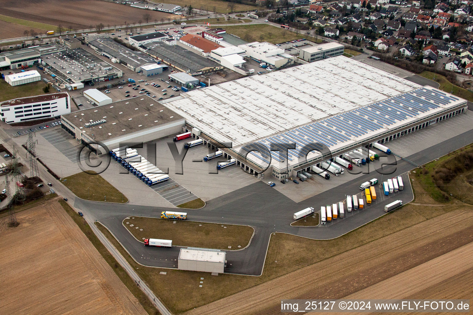 Schrägluftbild von Gebäudekomplex und Gelände des Logistikzentrums Aldi Süd in Ketsch im Bundesland Baden-Württemberg, Deutschland