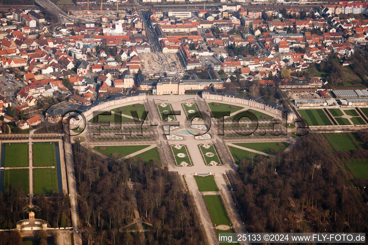 Blick auf das Schloss Schwetzingen und den französische Barockgarten in Schwetzingen. Das Schloss diente den pfälzischen Kurfürsten als Sommerresidenz und wurde in seiner heutigen Form ab dem Jahr 1697 errichtet im Bundesland Baden-Württemberg, Deutschland von oben