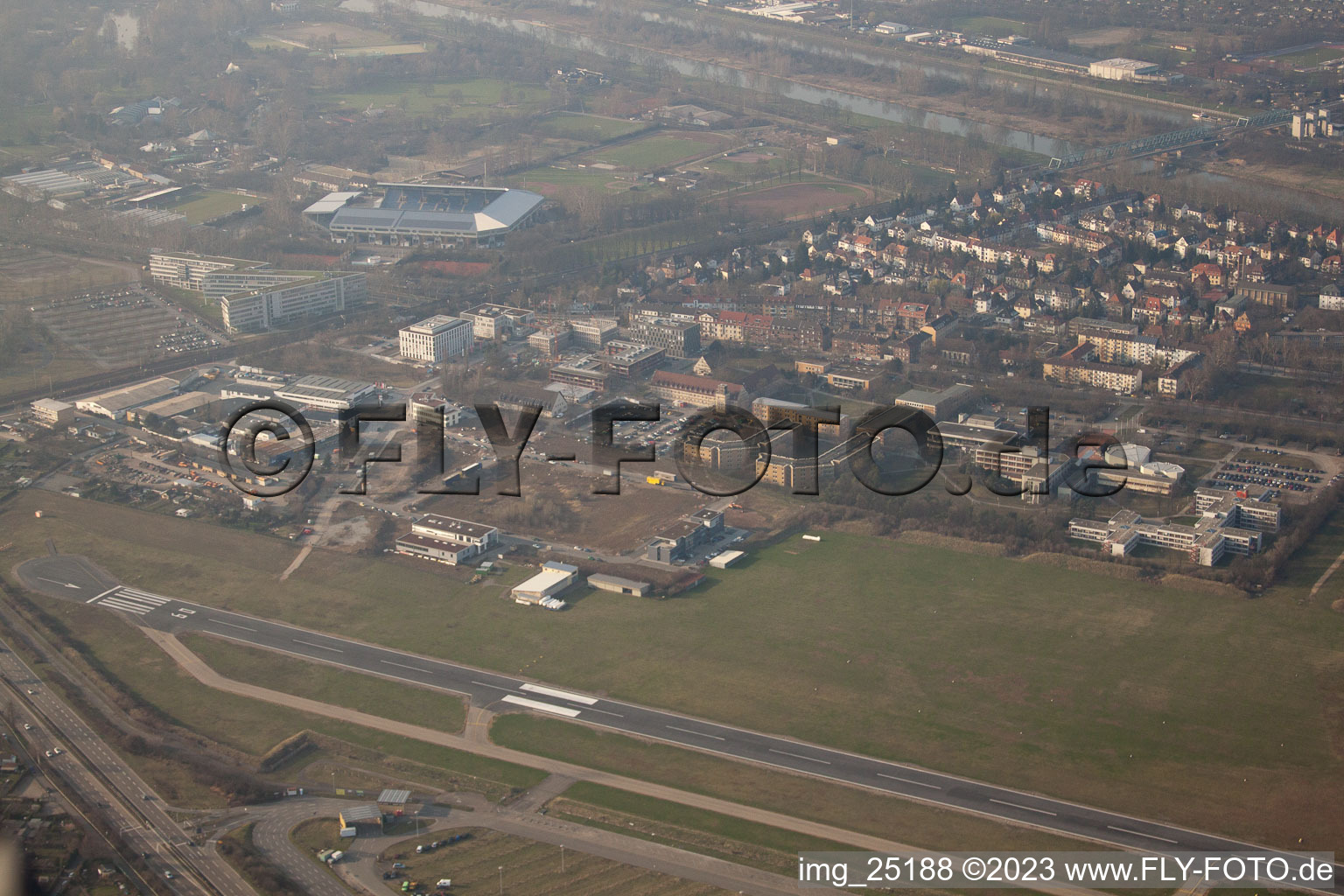 City Airport im Ortsteil Neuostheim in Mannheim im Bundesland Baden-Württemberg, Deutschland