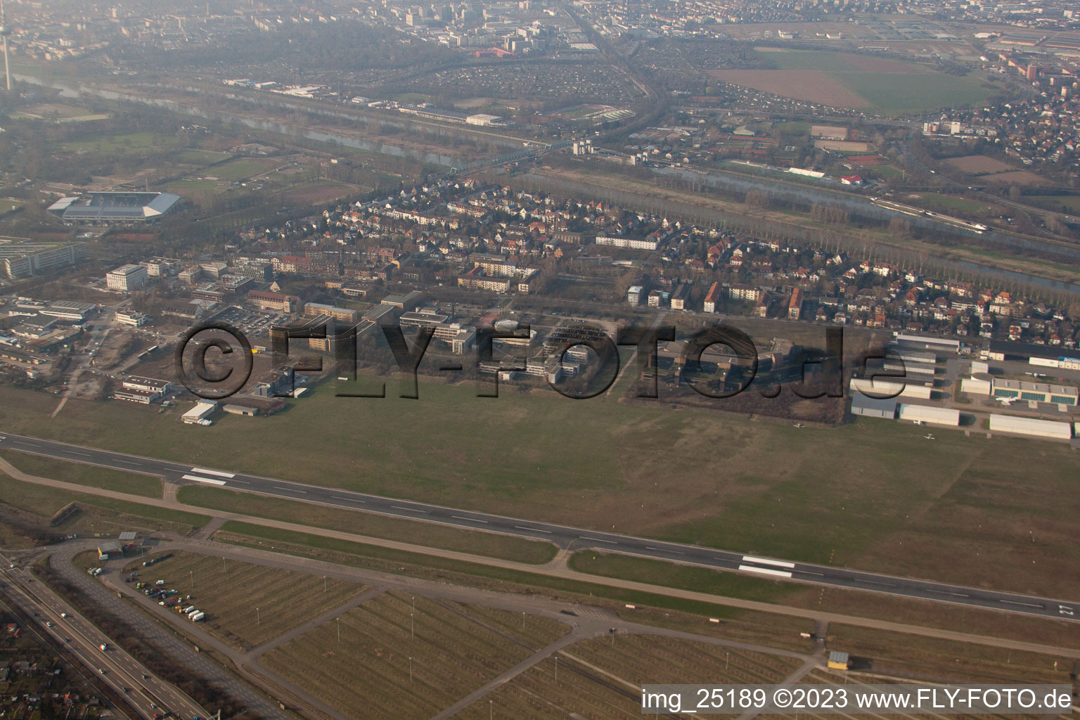 Luftbild von City Airport im Ortsteil Neuostheim in Mannheim im Bundesland Baden-Württemberg, Deutschland