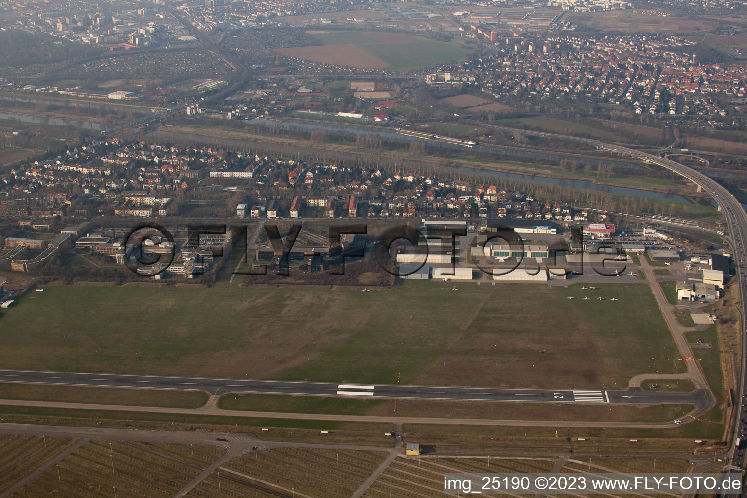 Luftaufnahme von City Airport im Ortsteil Neuostheim in Mannheim im Bundesland Baden-Württemberg, Deutschland