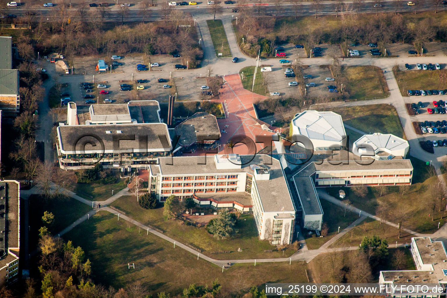 Gebäudekomplex des Bildungszentrums der Bundeswehr im Ortsteil Neuostheim in Mannheim im Bundesland Baden-Württemberg, Deutschland