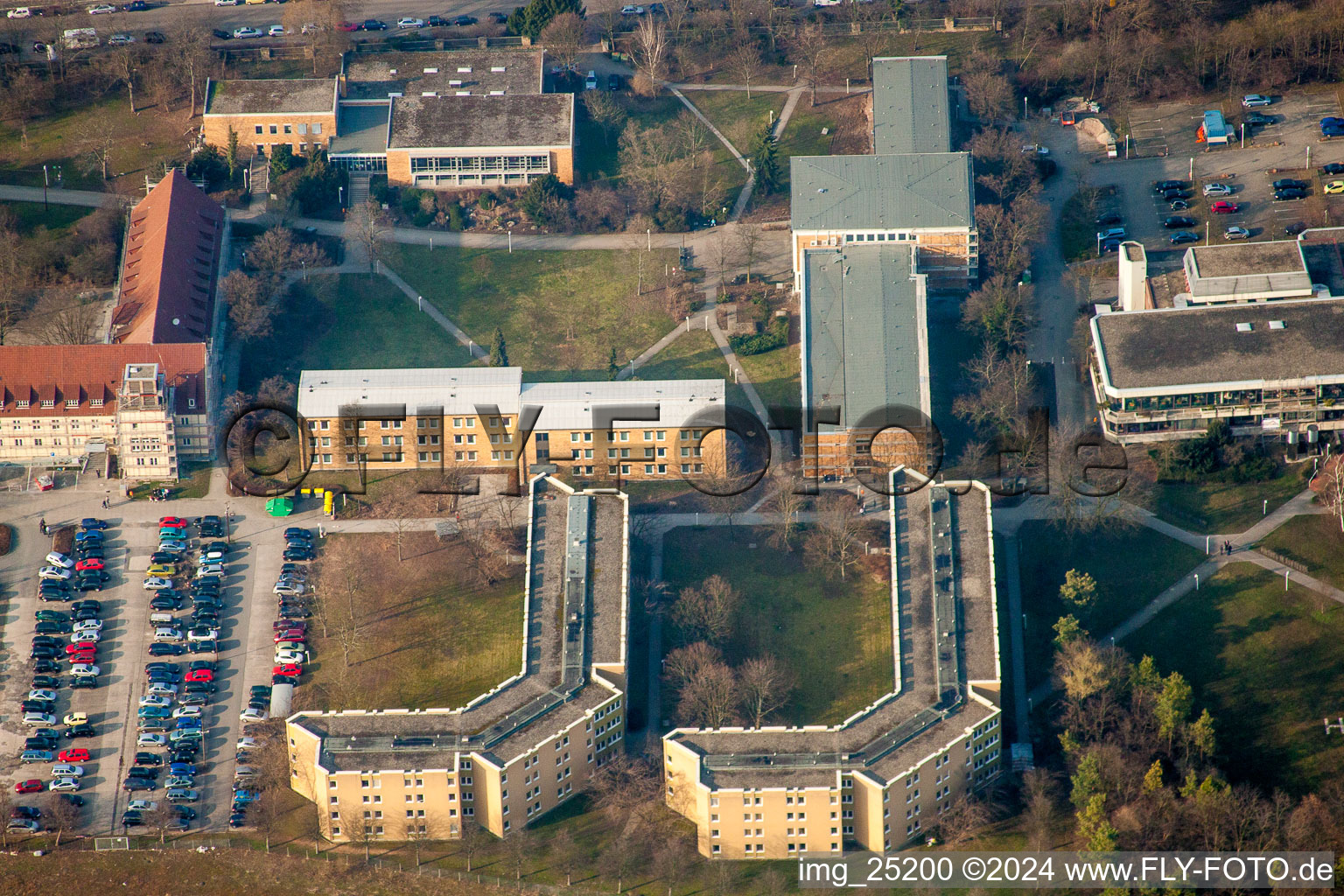 Luftbild von Gebäudekomplex des Bildungszentrums der Bundeswehr im Ortsteil Neuostheim in Mannheim im Bundesland Baden-Württemberg, Deutschland