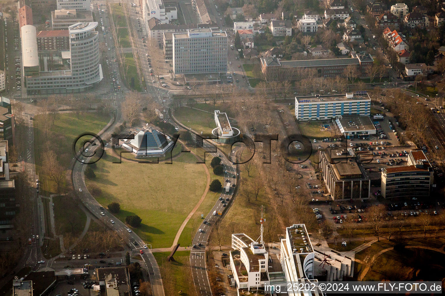 Gebäude und Observatorium des Planetarium Mannheim im Ortsteil Oststadt in Mannheim im Ortsteil Schwetzingerstadt im Bundesland Baden-Württemberg, Deutschland