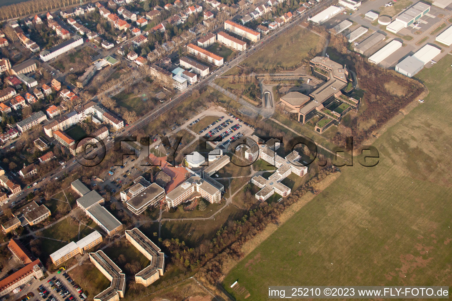 Luftbild von Bildungszentrum der Bundeswehr im Ortsteil Neuostheim in Mannheim im Bundesland Baden-Württemberg, Deutschland