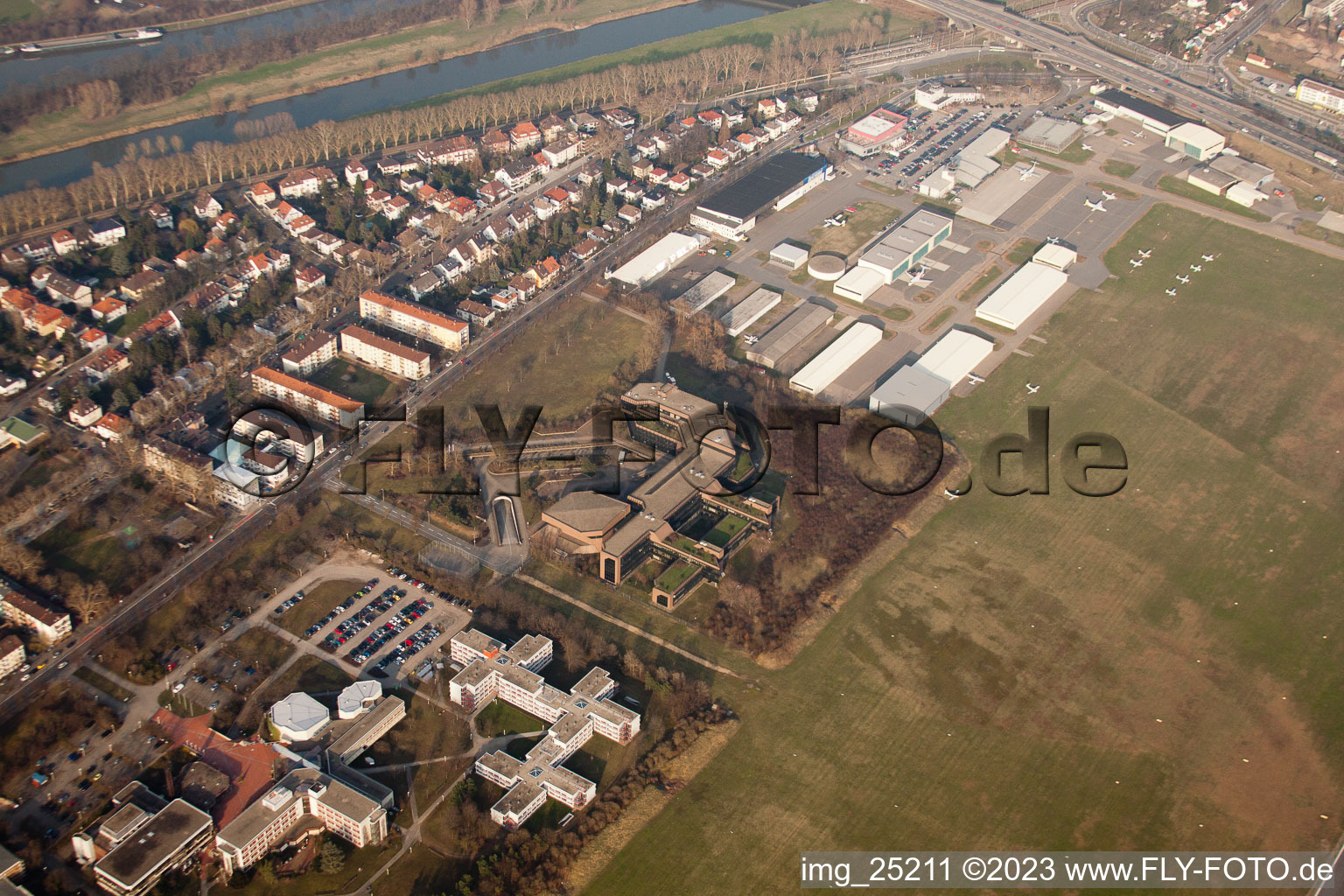 Luftaufnahme von Bildungszentrum der Bundeswehr im Ortsteil Neuostheim in Mannheim im Bundesland Baden-Württemberg, Deutschland