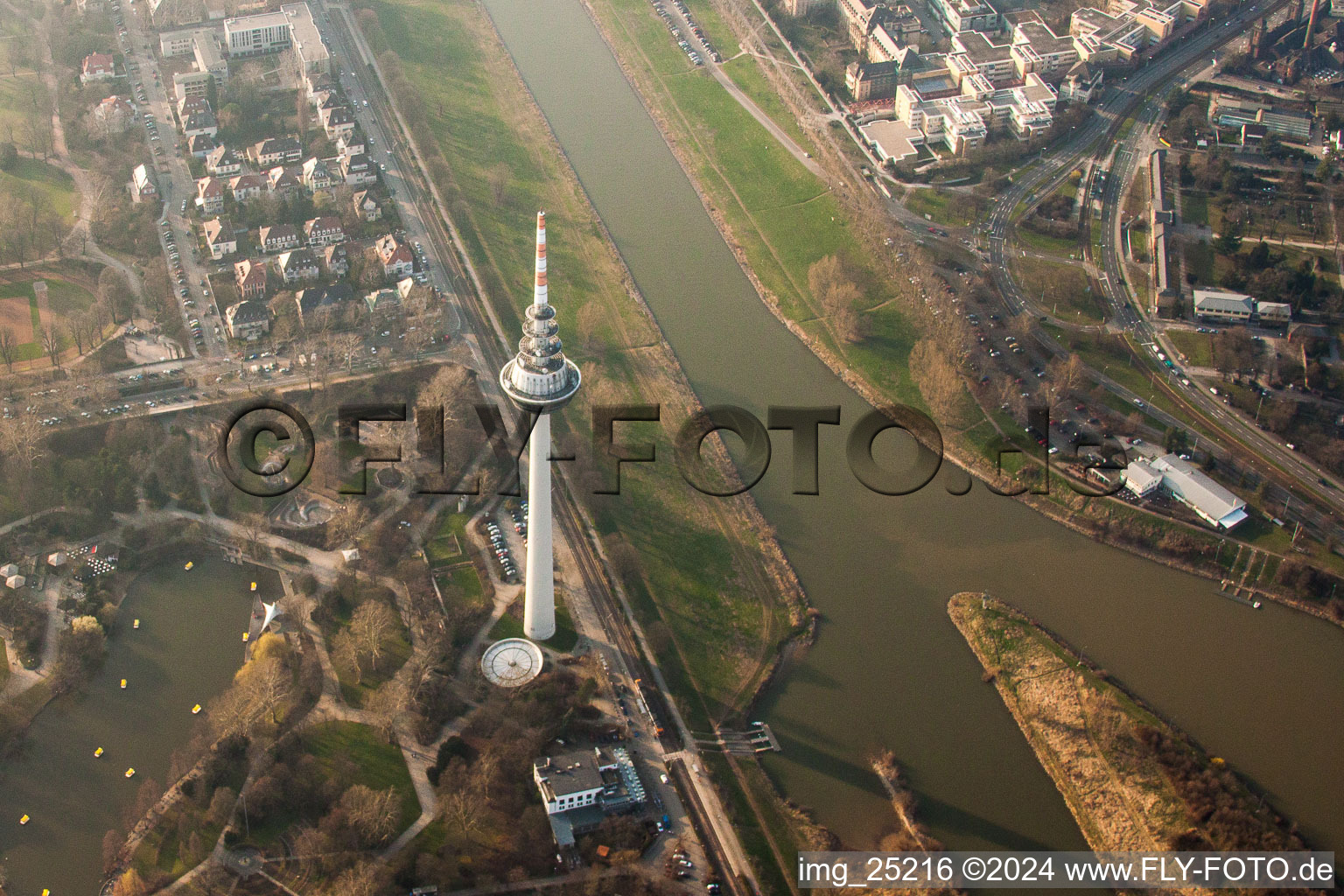 Fernsehturm Mannheim am Luisenpark und Neckarufer im Ortsteil Oststadt in Mannheim im Bundesland Baden-Württemberg, Deutschland