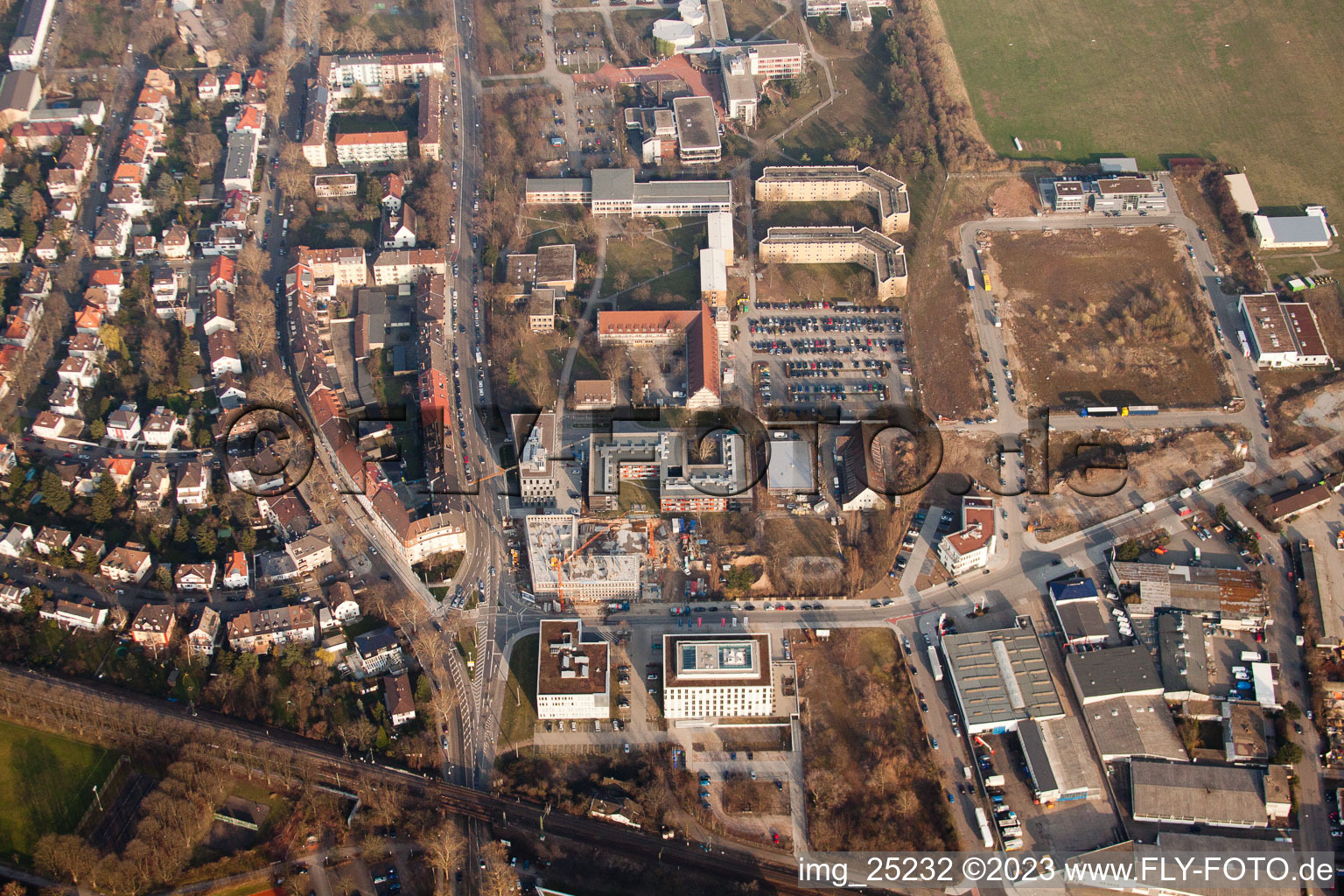 Luftaufnahme von Seckenheimer Landstr im Ortsteil Neuostheim in Mannheim im Bundesland Baden-Württemberg, Deutschland