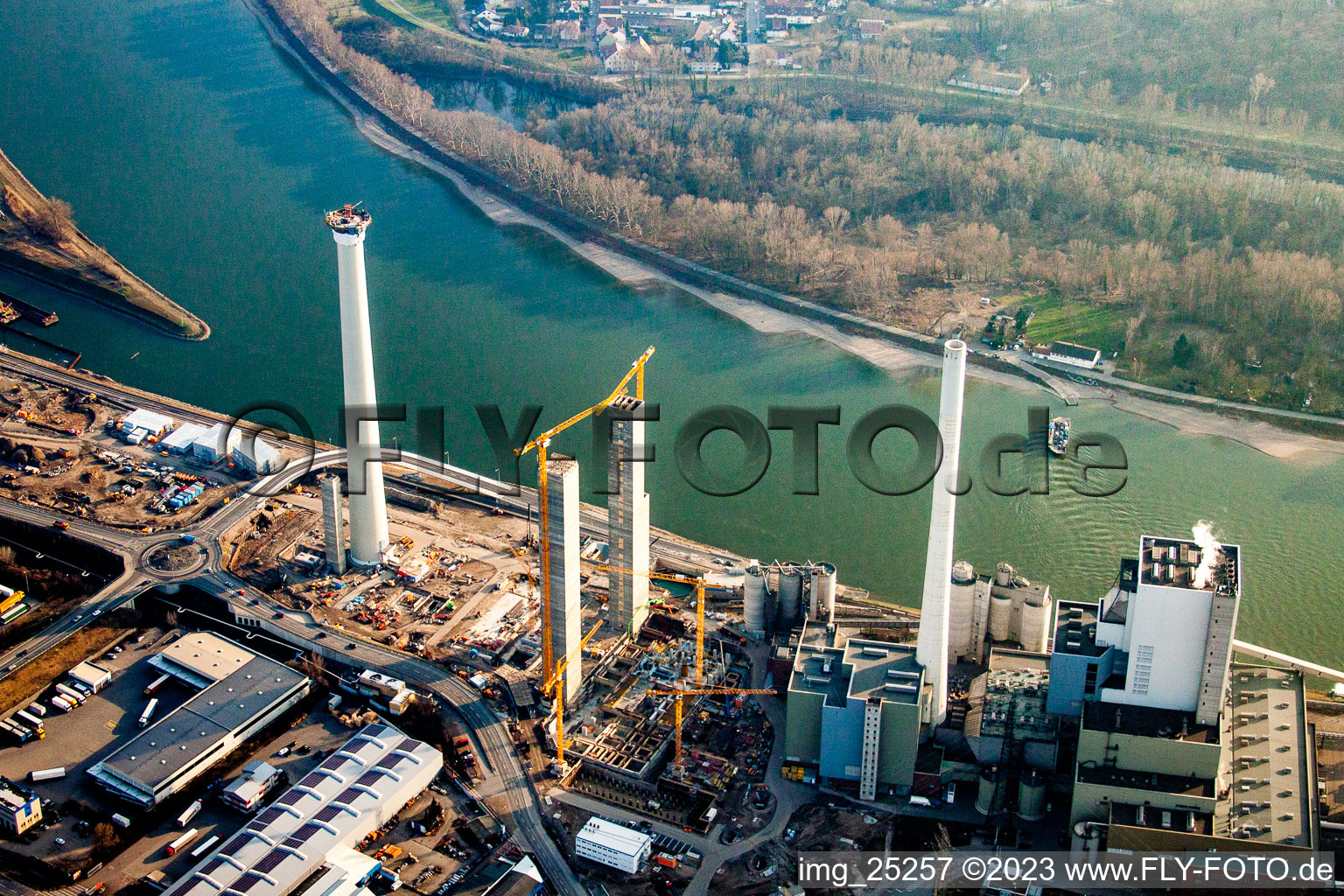 Baustelle zum Neubau der Kraftwerksanlagen und Abgas- Türme des Heizkraftwerkes GKM Block 6 im Ortsteil Neckarau in Mannheim im Bundesland Baden-Württemberg, Deutschland