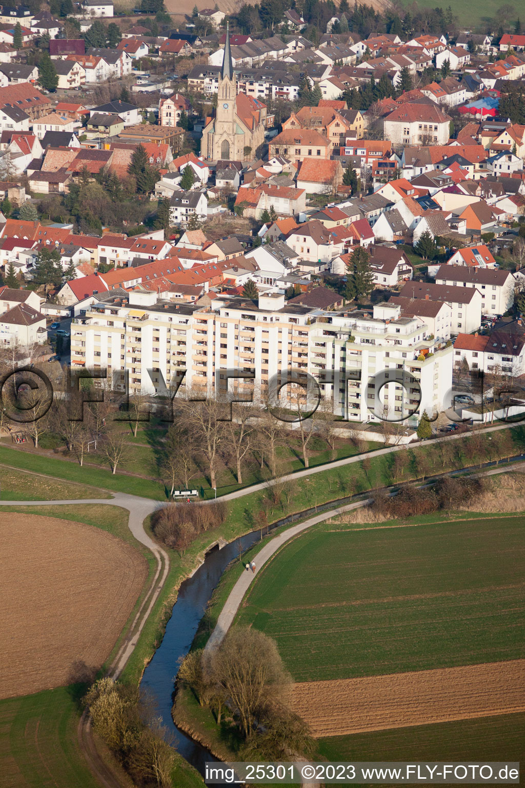 Ortsansicht der Straßen und Häuser der Wohngebiete im Ortsteil Rheinau in Brühl im Bundesland Baden-Württemberg, Deutschland