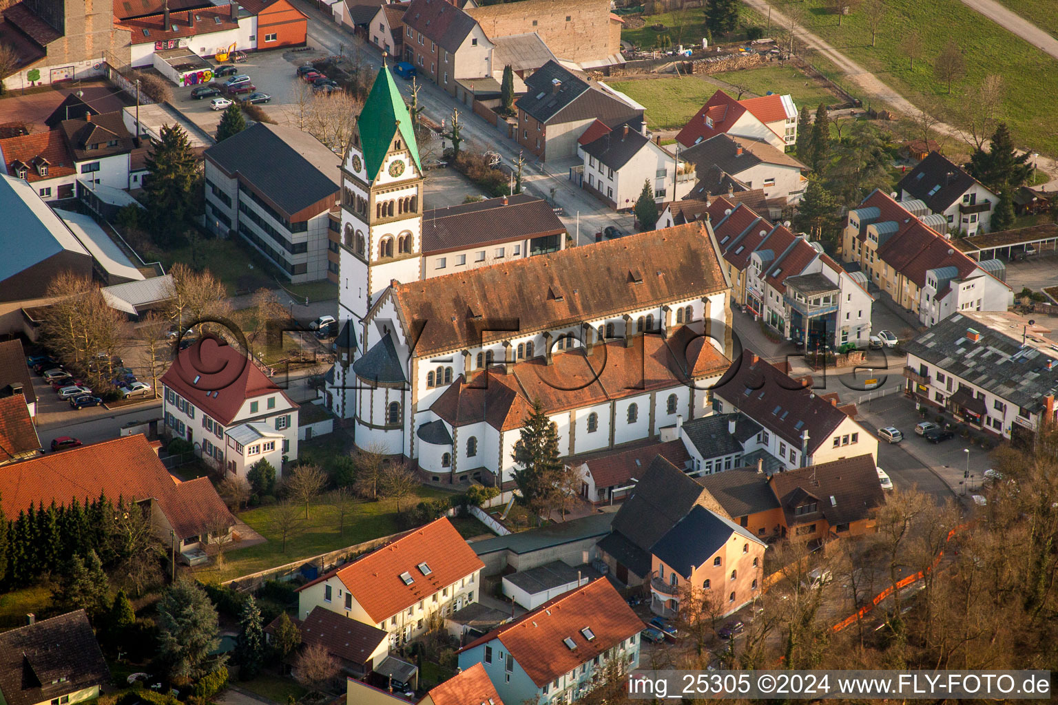 Katholisches Kirchengebäude im Dorfkern in Ketsch im Bundesland Baden-Württemberg, Deutschland