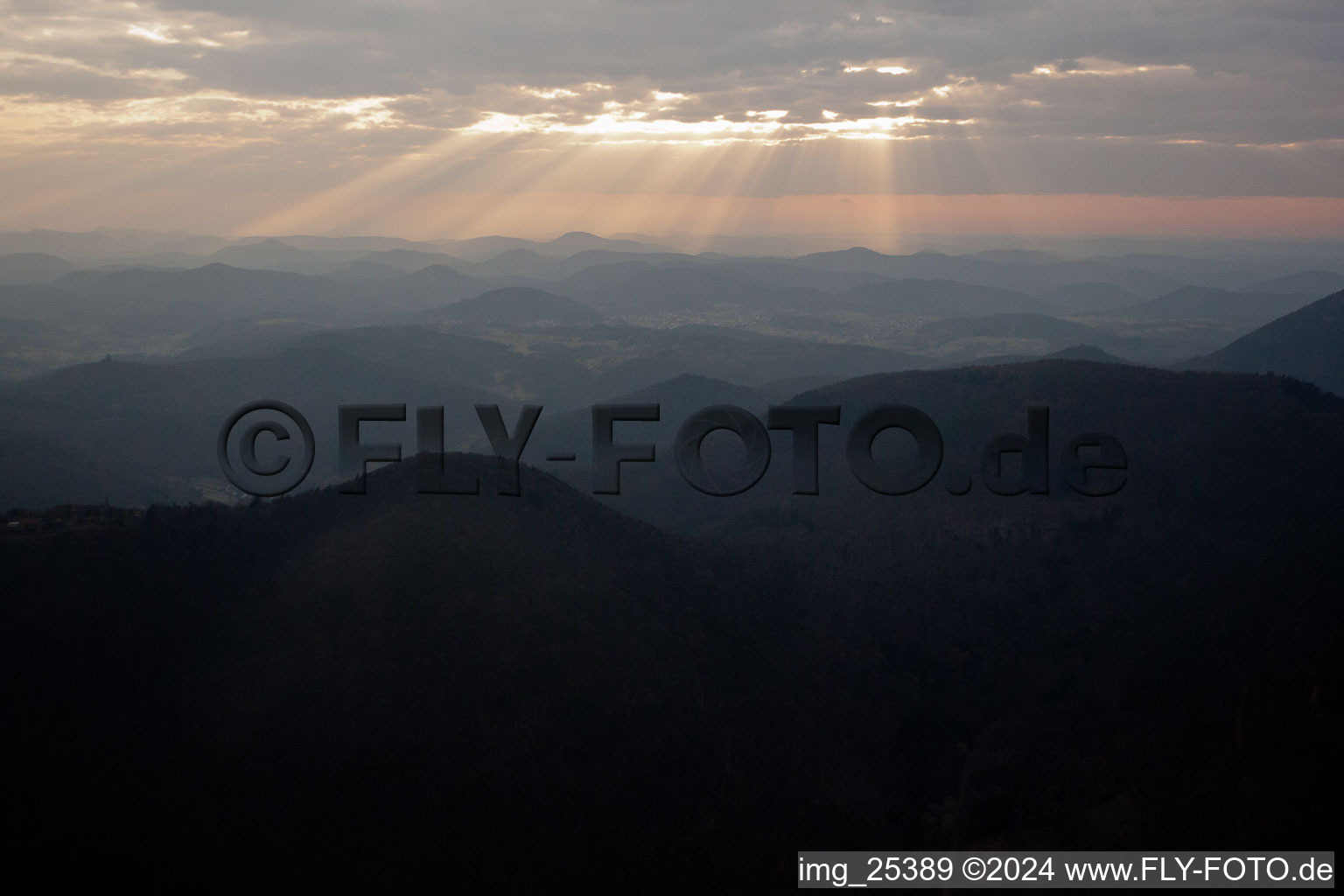 Luftbild von Eschbach, Sunset über der Haardt im Bundesland Rheinland-Pfalz, Deutschland